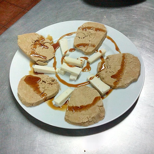 Gofio con miel de palma y queso de cabra