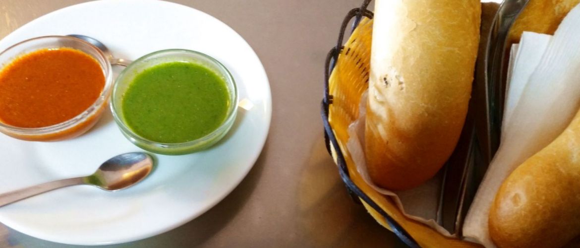 Pan con mojo rojo y verde