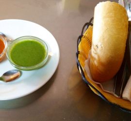 Pan con mojo rojo y verde