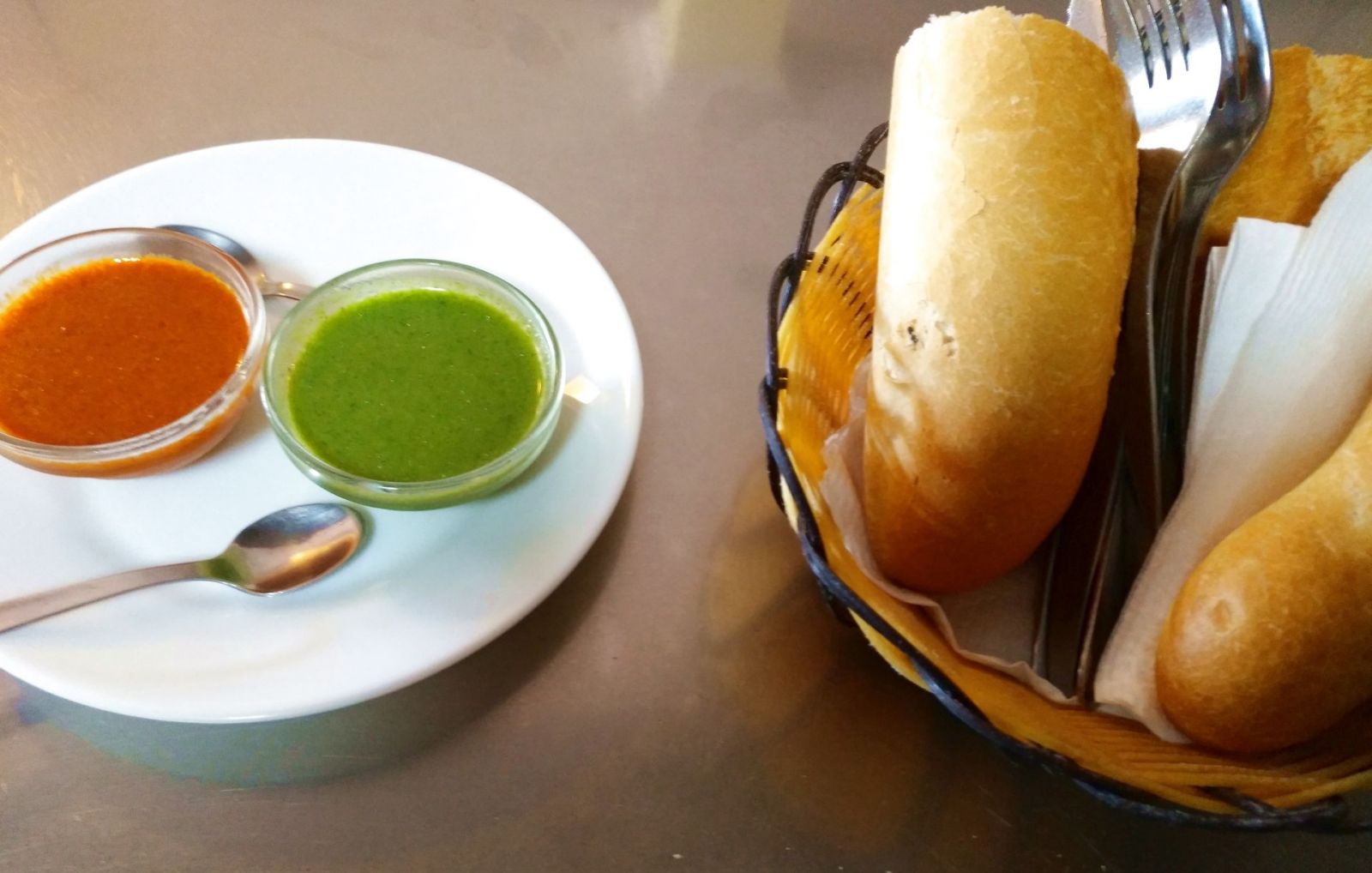 Pan con Mojo Rojo y Verde