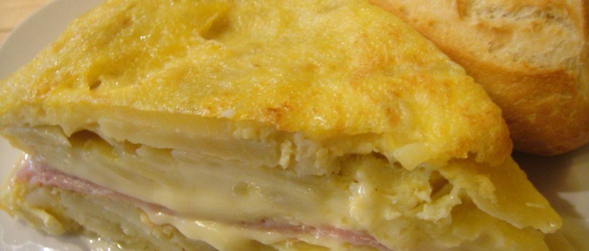 Pincho de tortilla, jamón y queso