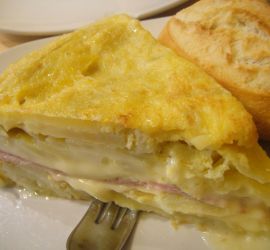 Pincho de tortilla, jamón y queso