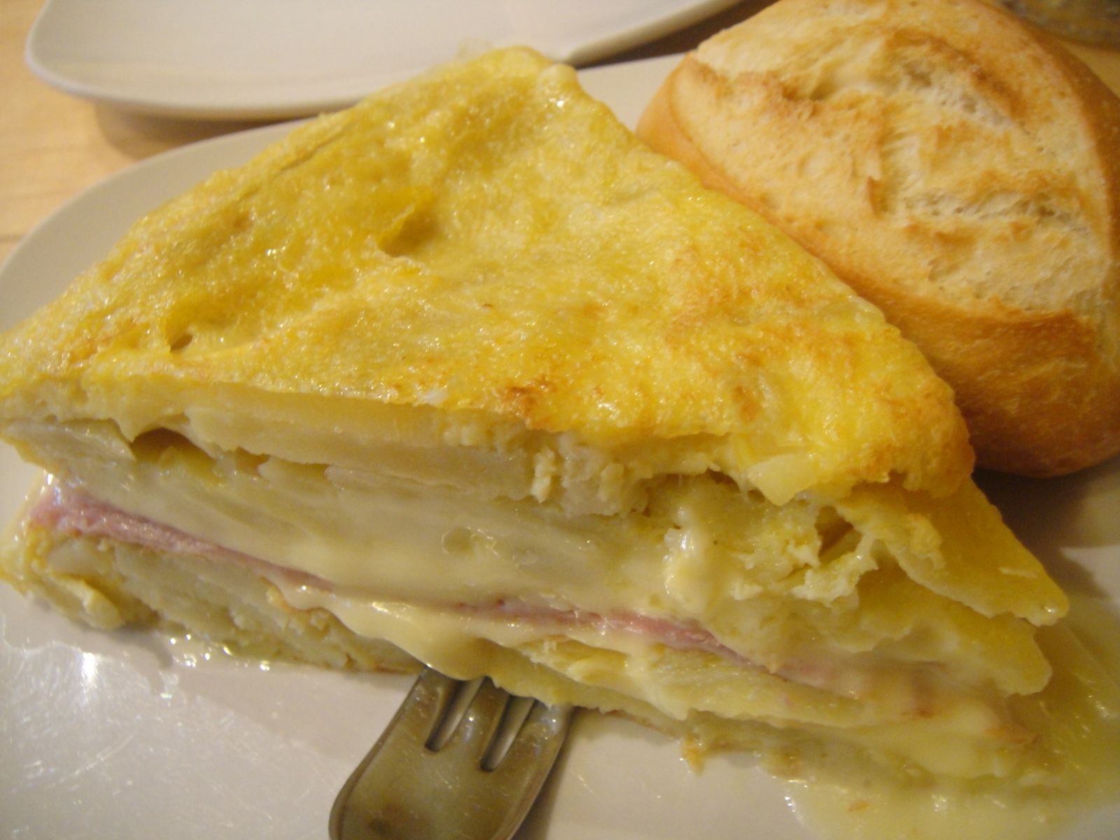 Pinchito de tortilla, jamón y queso